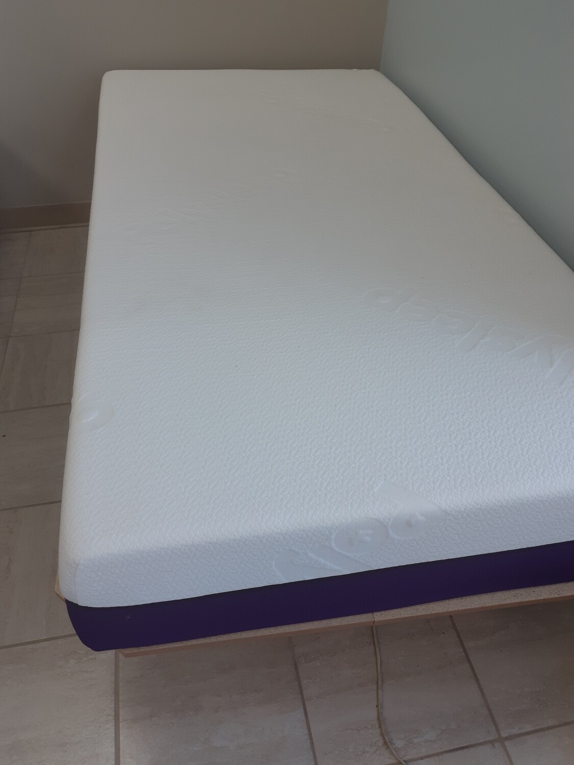 Polysleep matelas tissu tout doux en surface, fait de mousse hybride contour de  soutien exclusif. Mousse antimicrobienne et housse amovible.