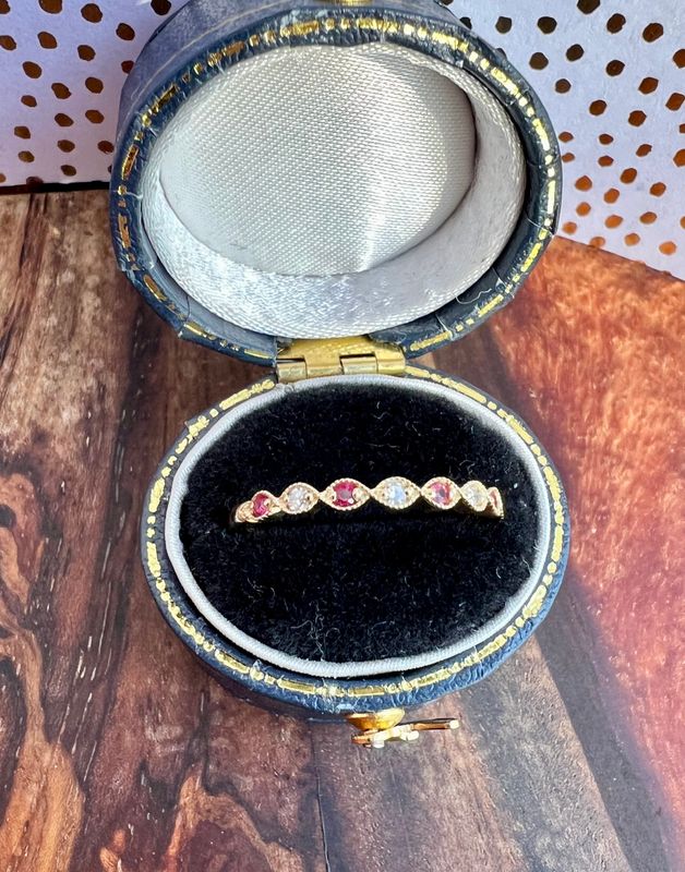 14K Yellow Gold Alt Ruby/Dia Eye Shape Band
