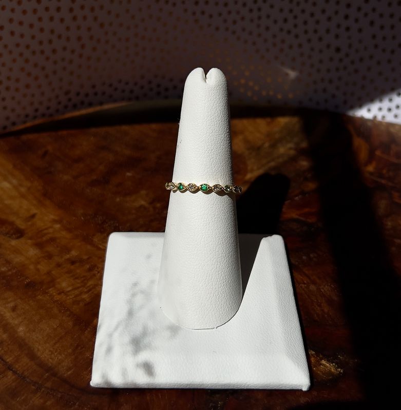 14K Yellow Gold Alt Emer/Dia Eye Shape Band