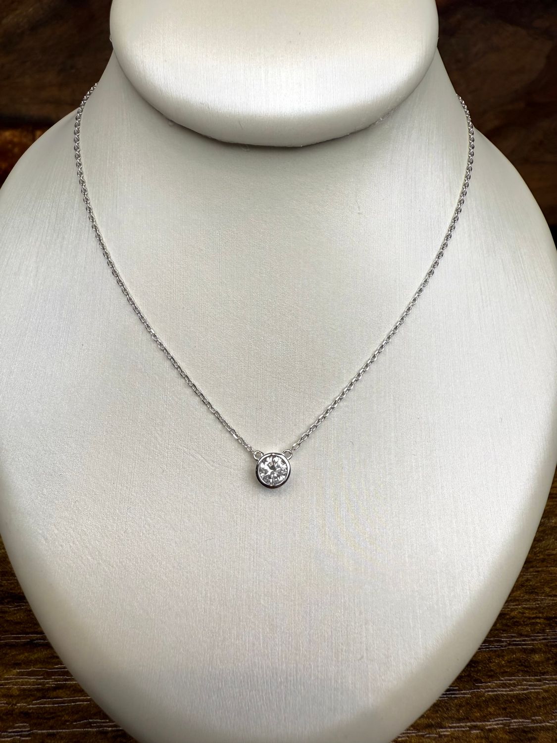 14kw .21ctw Dia Solitare Bezel 16&quot; chain