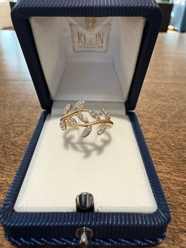 14k Yellow Gold Leaf/Vine Matte Finished 0.25ctw Diamond Ring