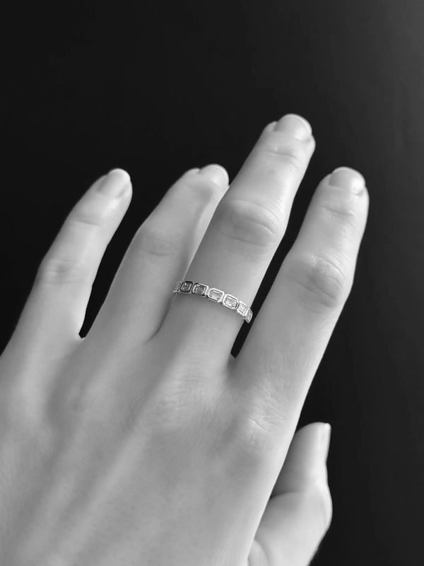 14k White Gold .57 Ct LAB Emerald Cut Bezel Set 7 stone ring sz7