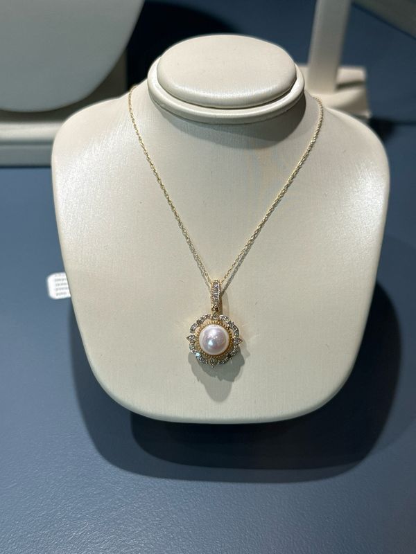 14K Yellow Gold Pearl and Diamond .20ctw  Flower Milgrain Pendant Necklace