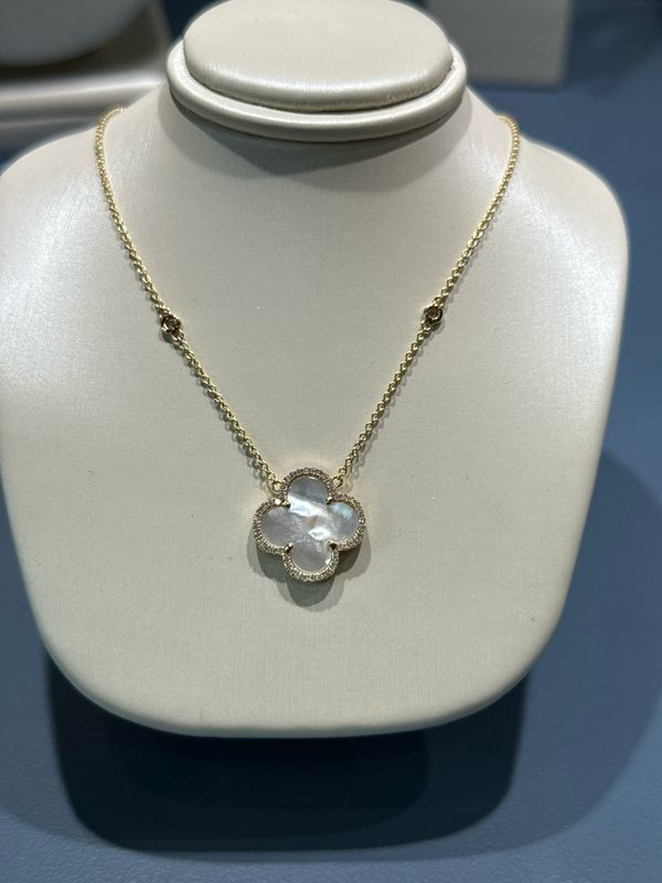 14k Yellow Gold Mother Of Pearl &amp; .20ctw Diamond Clover Necklace