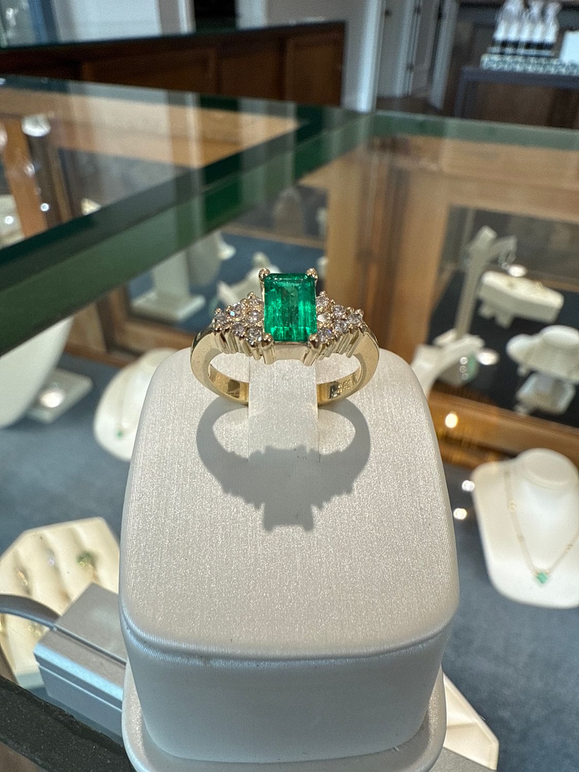 18K Yellow Gold Estate Emerald and Diamond ring  .86 Ct aprox Em and .15 cts aprox Dia