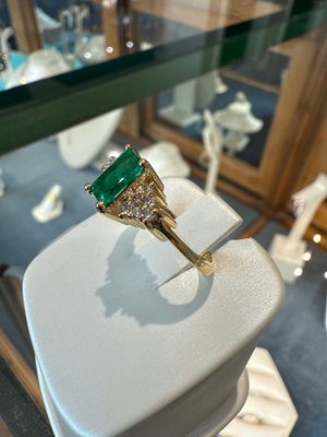 18K Yellow Gold Estate Emerald and Diamond ring  .86 Ct aprox Em and .15 cts aprox Dia