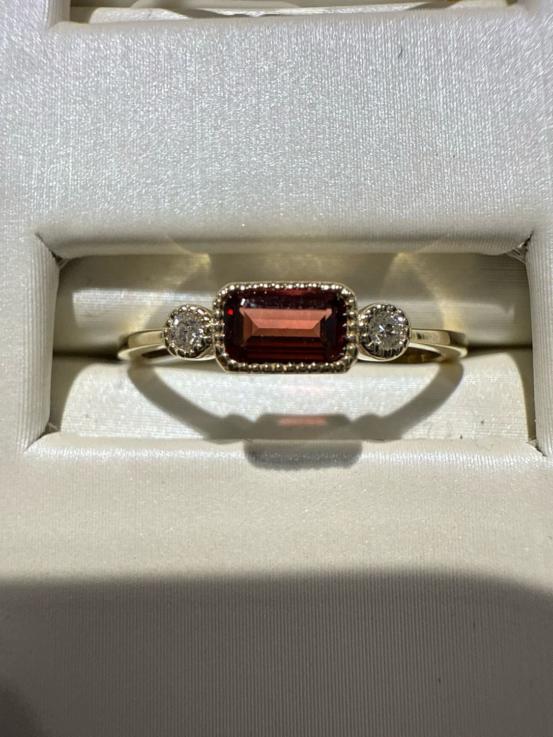 10K Yellow Gold Garnet Birthstone Ring D:0.04ct