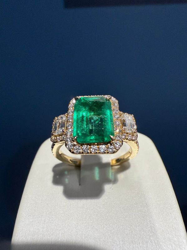 18k Yellow Gold Emerald and Diamond ring Gia Em:2.21ct/ D:0.84ctw