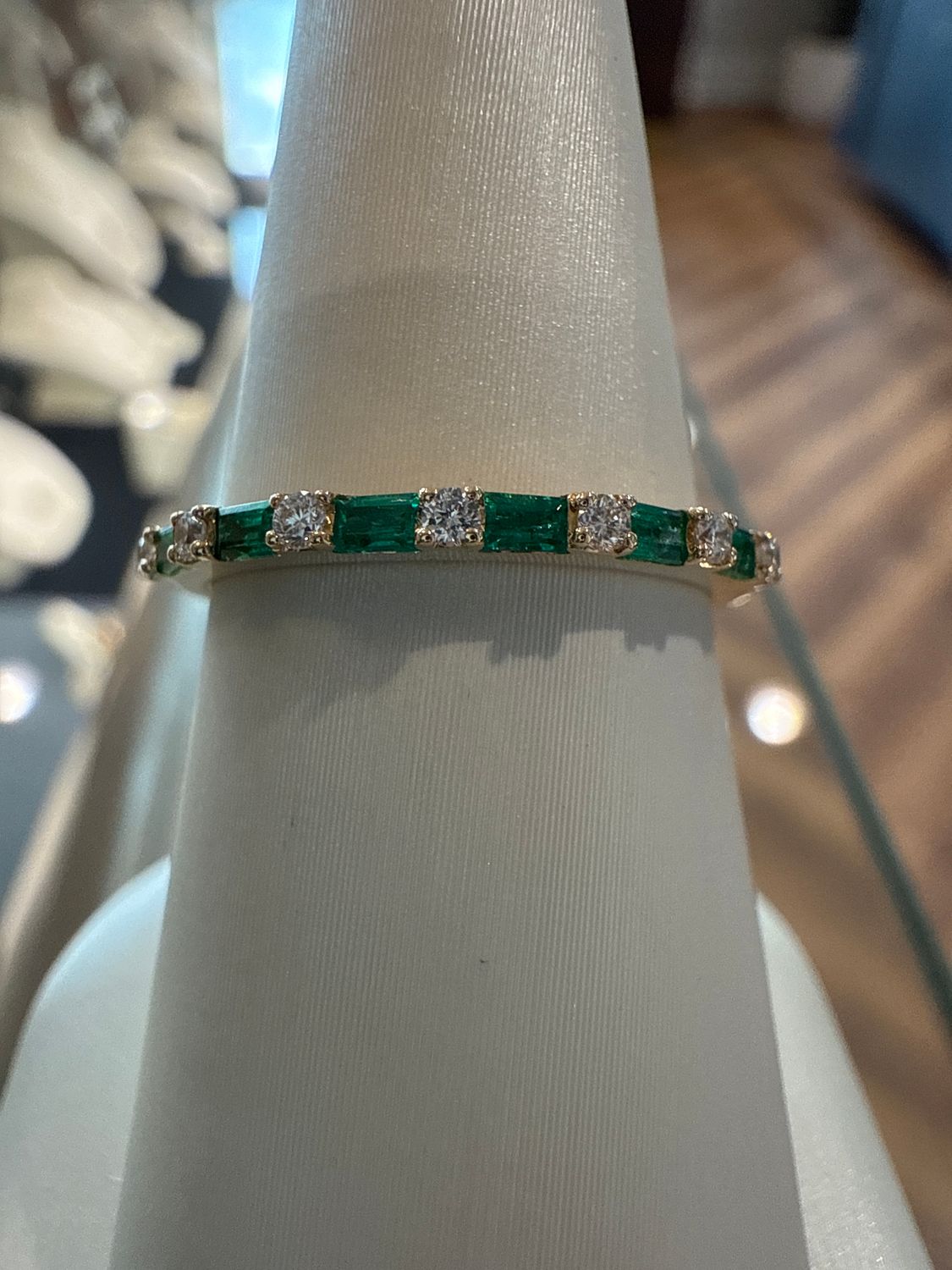 18k Yellow Gold Emerald and Diamond Ring D:.09ct Em: .38c