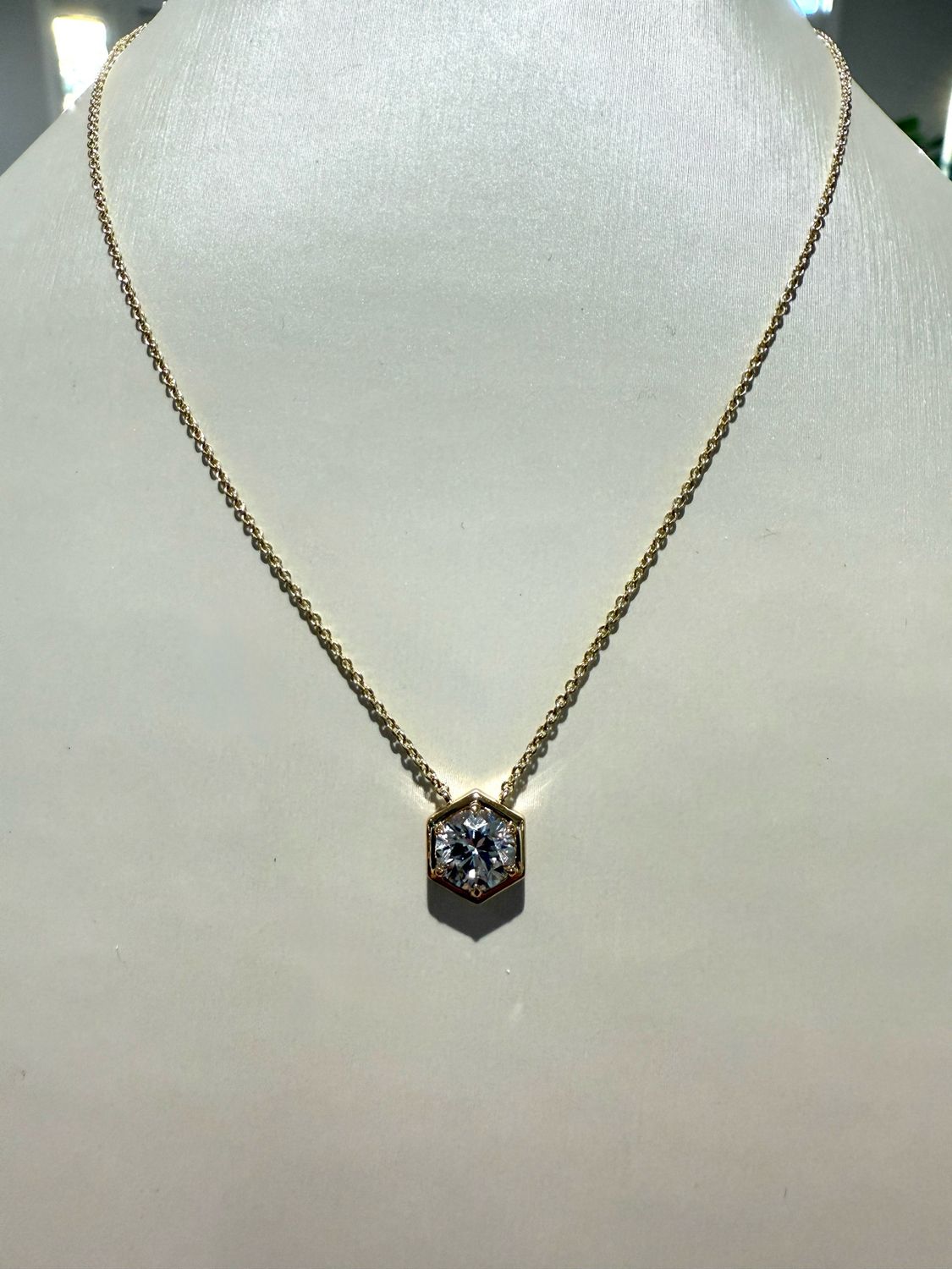 14k Yellow Gold 1.04ct Round Brilliant Lab Diamond Mounted in Hexagon Shape Mock Bezel Necklace 18&quot; E VS1