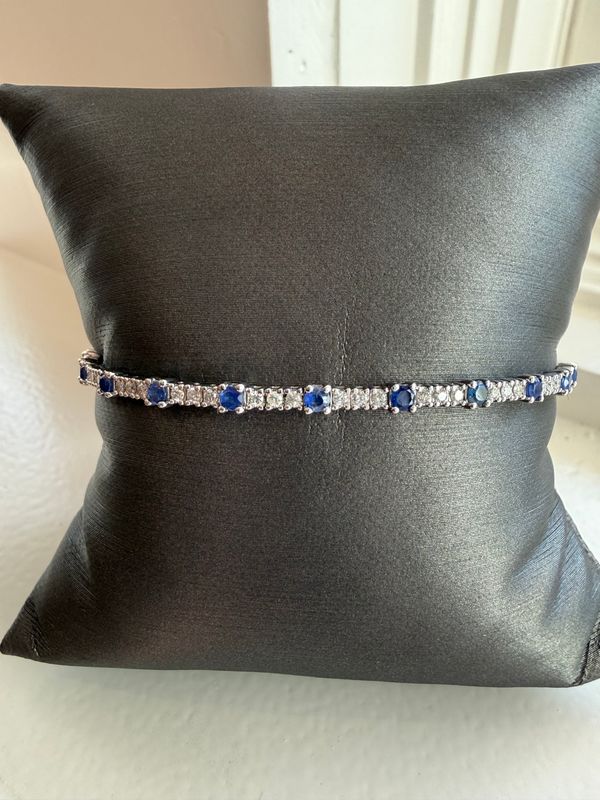 14k White Gold Sapphire and Diamond Flex Bangle/ Sapphire 0.80ctw Dia:0.50ct