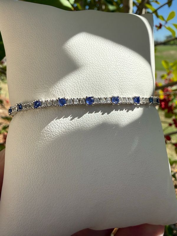 14k White Gold Sapphire and Diamond Flex Bangle/ Sapphire 0.80ctw Dia:0.50ct