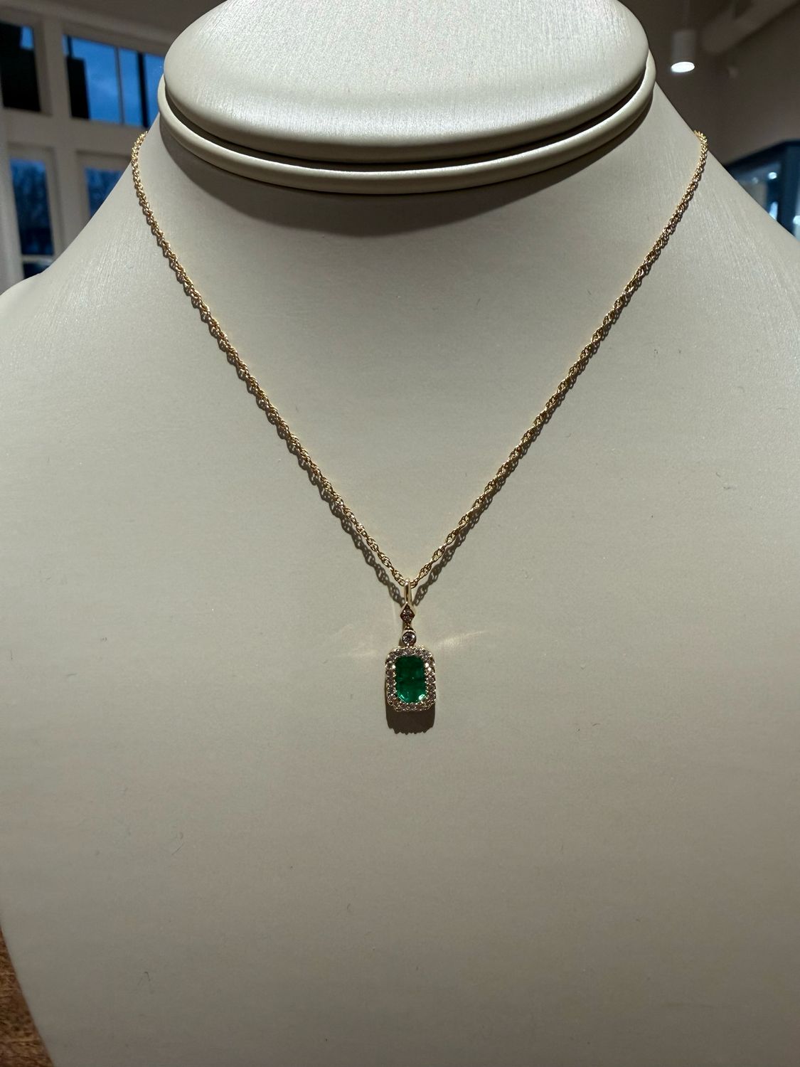 14k Yellow Gold Diamond and Emerald Necklace Em:0.40ct Dia:0.10ctw