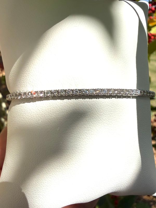 14k White Gold Flex Bangle with Prong set Diamonds 1.0ctw