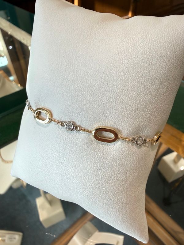 14k Yellow Gold Oval Link and 14k White Gold Bezel Set Diamond Station Bracelet Dia:0.27
