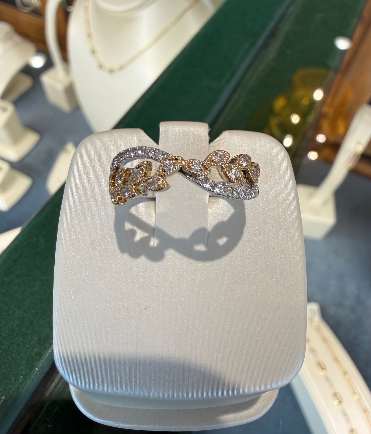 14k Gold Two-Tone Leaf-Crossover Round Natural Diamond Fashion Band Dia:0.20ctw