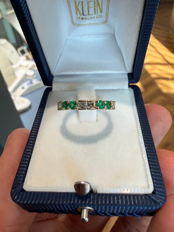 Custom 14k Yellow Gold Emerald and Carre' Cut Diamond Band Dia:0.53ctw Em:0.25ctw