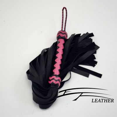 Deer Flogger - Core Line - 14" Falls - Black &amp; Pink - 12-Plait Kangaroo Handle