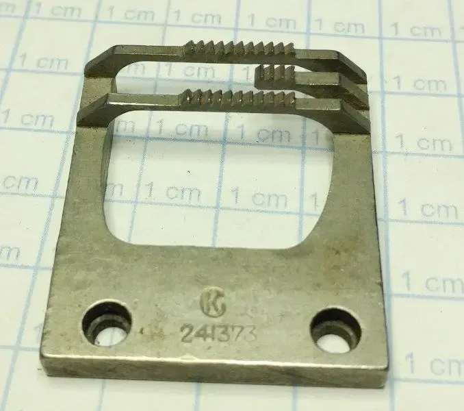 241373 Feed Dog for Singer 107G, 107W, 143W, 457G Class Zig-Zag Sewing Machines