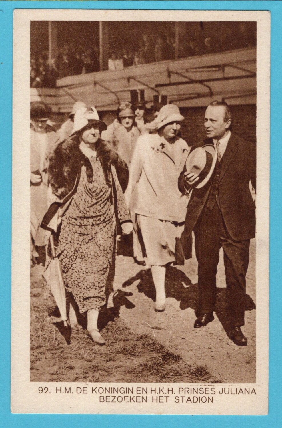 OLYMPIADE Amsterdam 1928  koningin bezoekt het stadion *