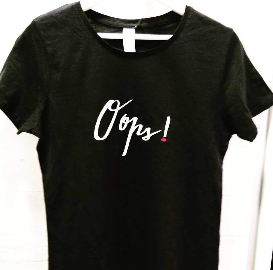 T-Shirt donna con ricamo &quot;OOPS&quot;