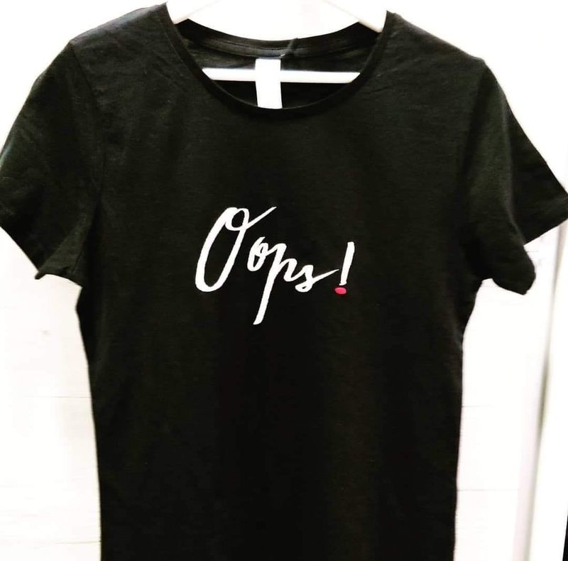 T-Shirt donna con ricamo &quot;OOPS&quot;