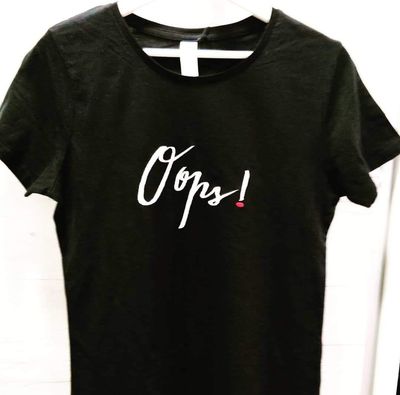 T-Shirt donna con ricamo &quot;OOPS&quot;