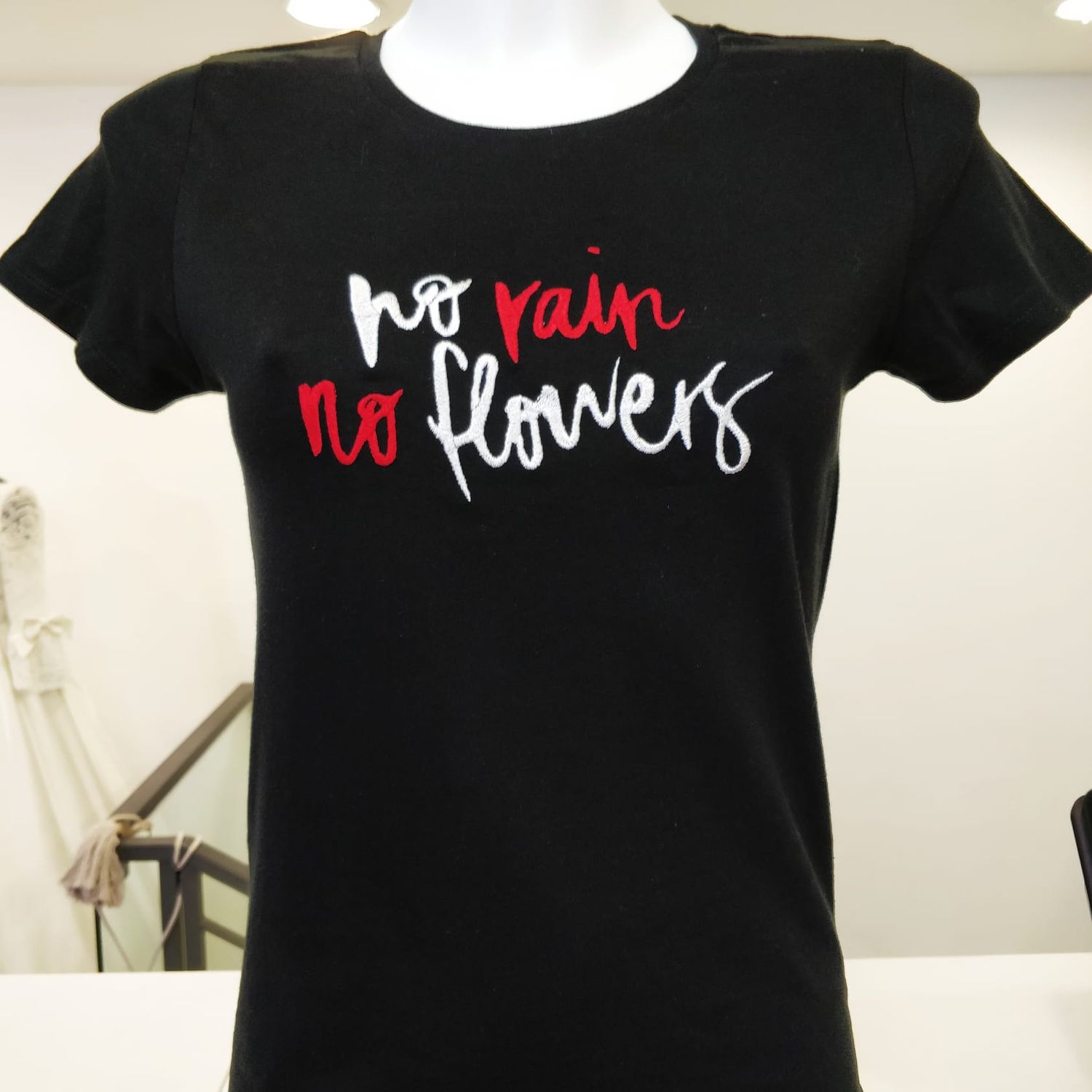 T-Shirt donna con ricamo &quot;No Rain No Flowers&quot;