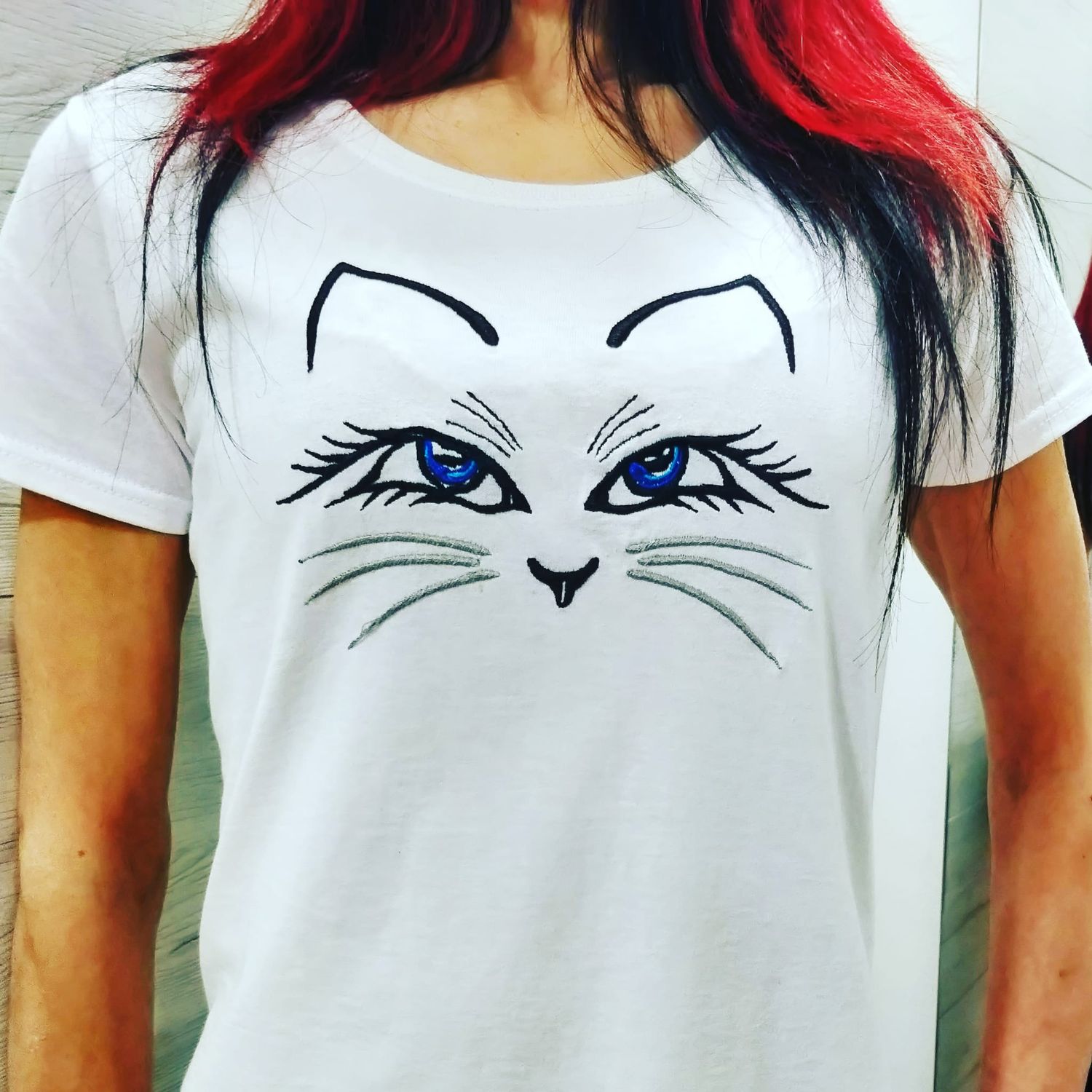 T-Shirt donna con ricamo &quot;MUSO DI GATTO&quot;