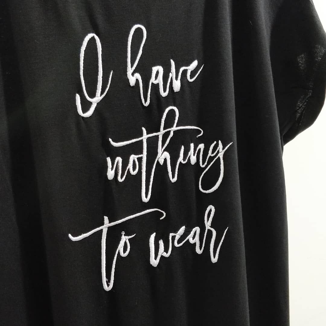 T-Shirt donna con ricamo &quot;NOTHING TO WEAR&quot;