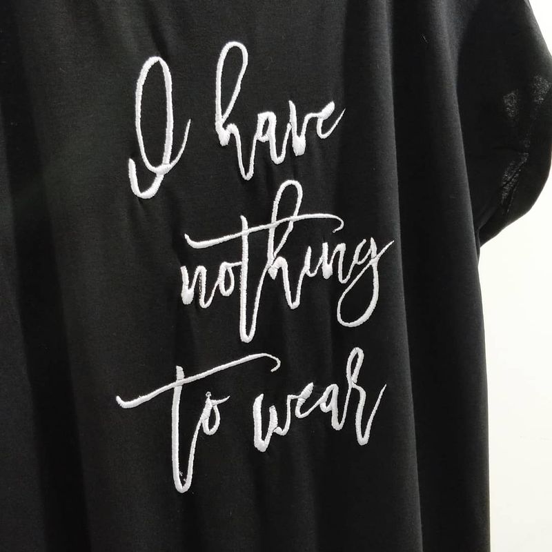 T-Shirt donna con ricamo &quot;NOTHING TO WEAR&quot;