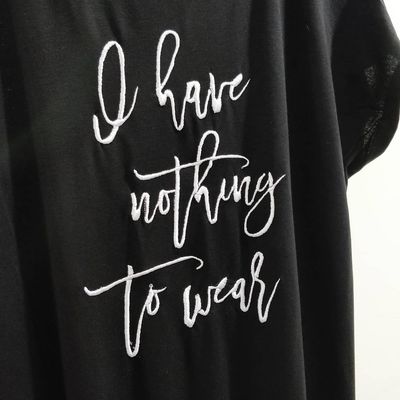 T-Shirt donna con ricamo &quot;NOTHING TO WEAR&quot;