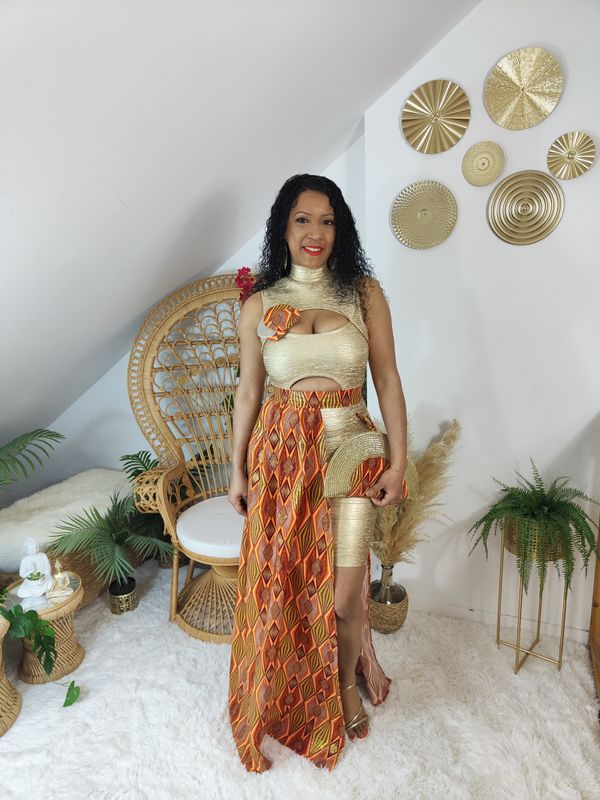 Robe et Ensemble ceinture drapé, broche et pochette