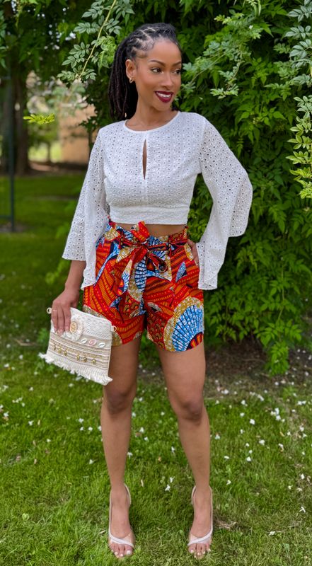Ensemble short taille haute Wax avec top broderie anglaise manches asymétrique