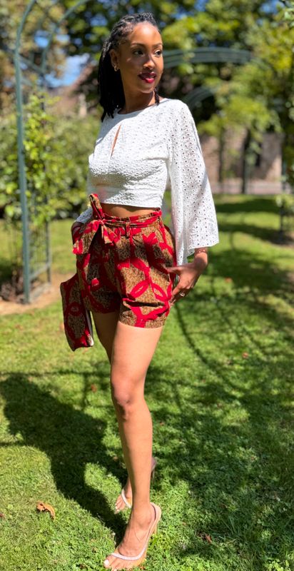 Ensemble short taille haute Wax avec top broderie anglaise manches asymétrique