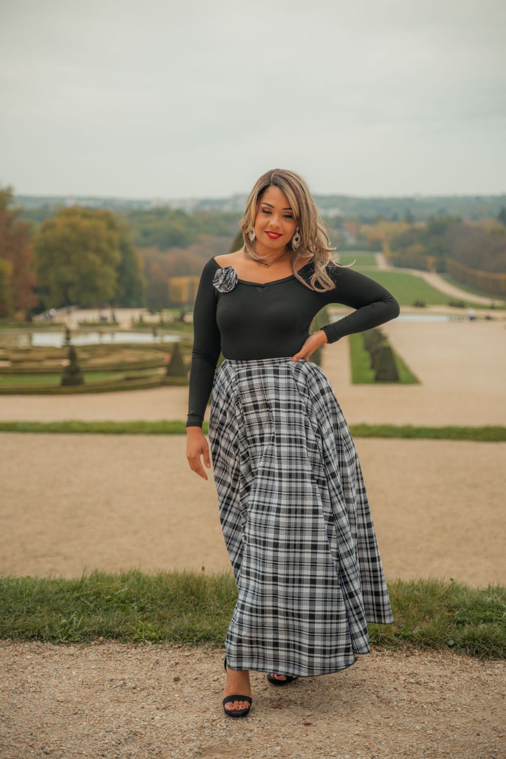 Ensemble Jupe trapèze Madras et top épaules dénudées et broche