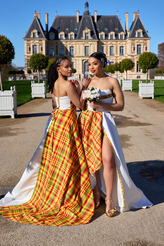 Robe Bustier volumineux asymétrique drapé wax doré pailleté Robe Bustier volumineux asymétrique drapé wax doré pailleté