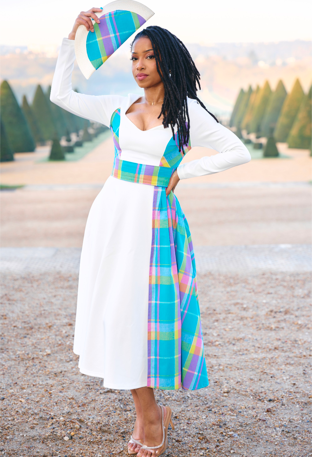 Robe décolletée forme trapèze blanche drapé Madras