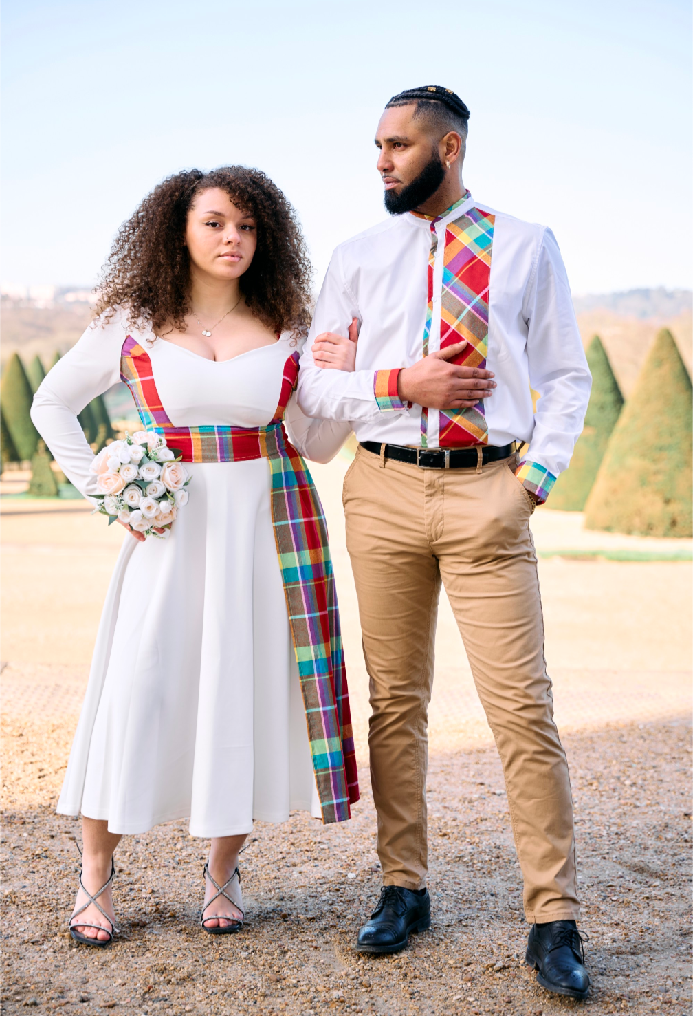 Robe décolletée forme trapèze blanche drapé Madras