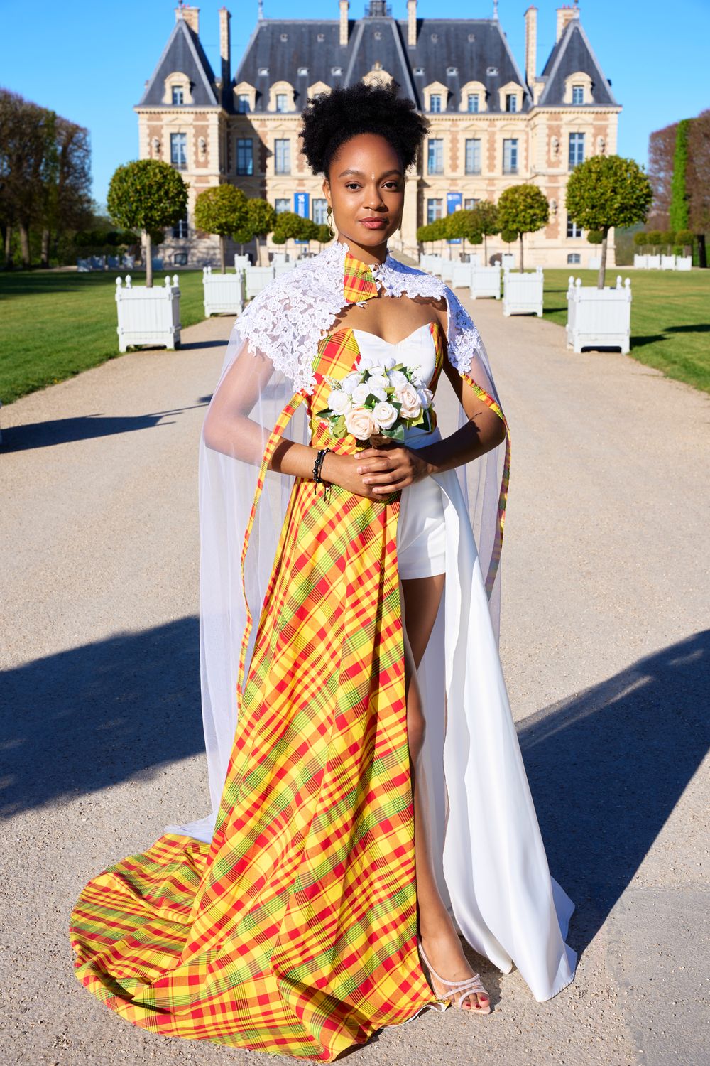 Ensemble cape et Robe Bustier ouverte et short forme trapèze fendu et drapé Madras