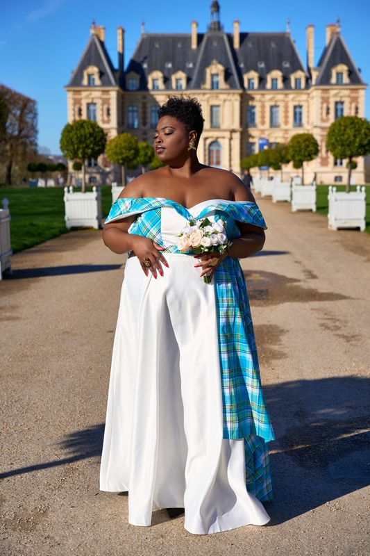 Robe épaules dénudées asymétrique volumineux fendu drapé wax pailleté Robe épaules dénudées asymétrique volumineux fendu drapé wax pailleté