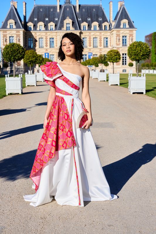 Robe asymétrique volumineux fendu drapé wax pailleté