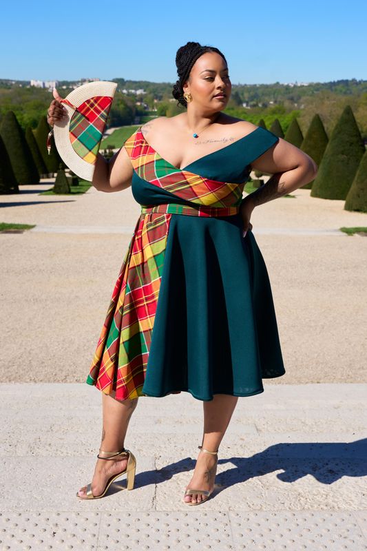 Robe décolletée forme trapèze  drapé Madras