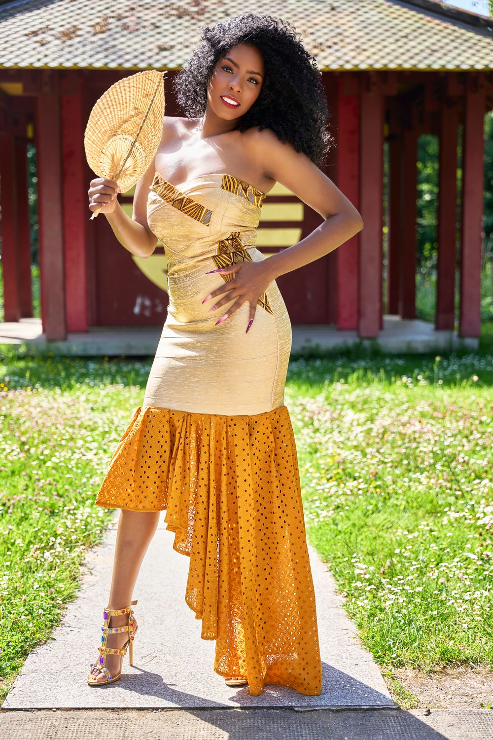 Robe bandage doré bustier Asymétrique Wax et broderie anglaise