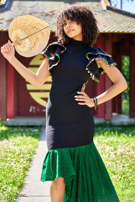 Robe moulante noir Wax  et broderie anglaise manches papillons fendue sur les côtés