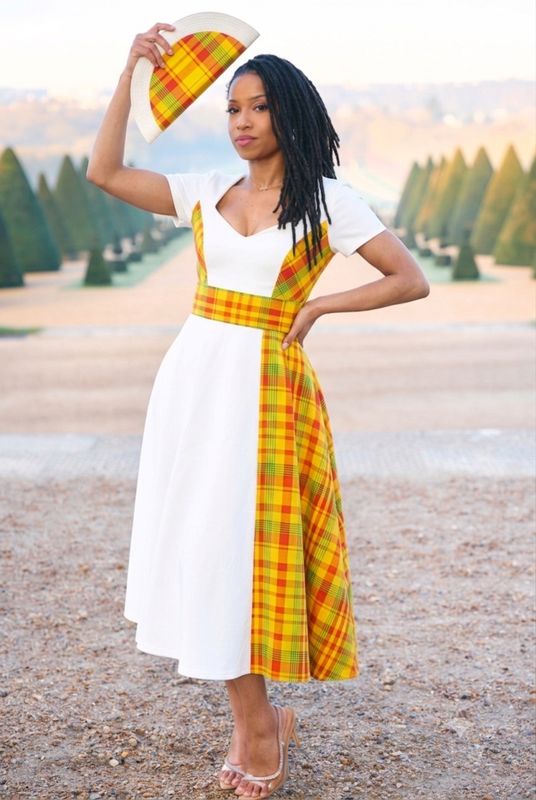 Robe décolletée forme trapèze blanche drapé Madras