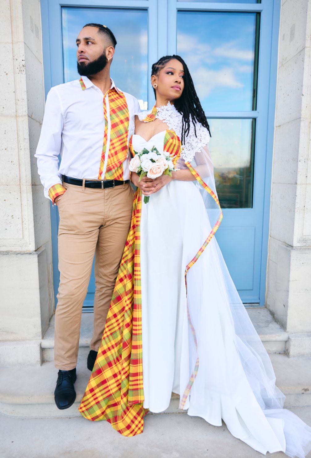 Ensemble Robe Bustier forme trapèze fendu et drapé Madras et cape assortie Ensemble Robe Bustier forme trapèze fendu et drapé Madras et cape assortie
