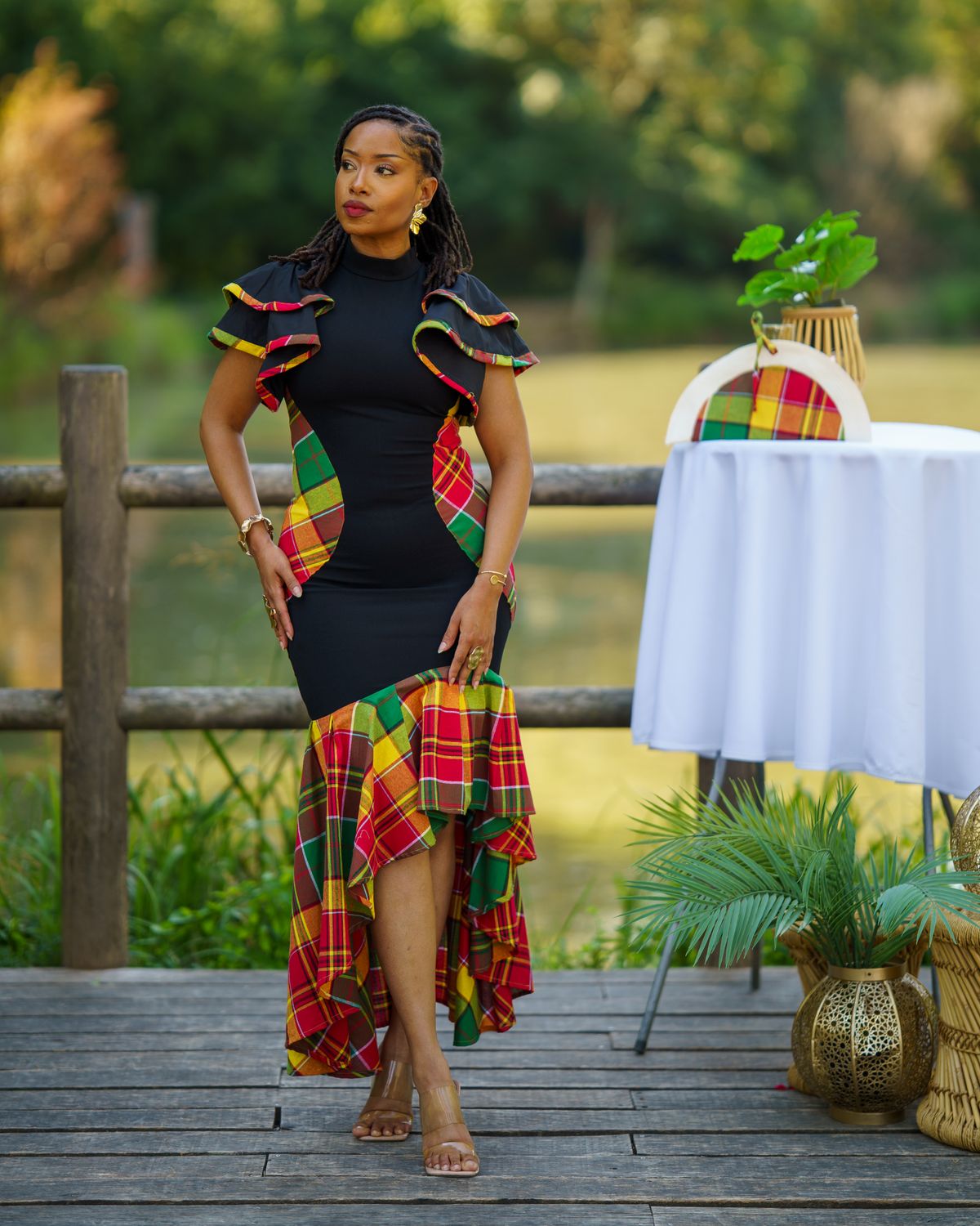 Robe moulante noir Wax  et broderie anglaise manches papillons fendue sur les côtés
