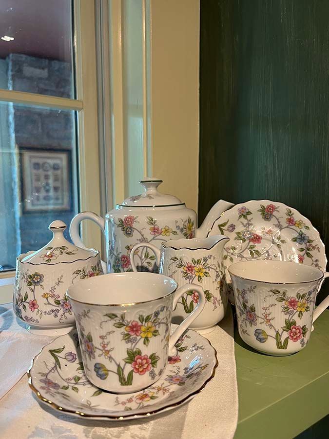 Tea Pot and Cups Set