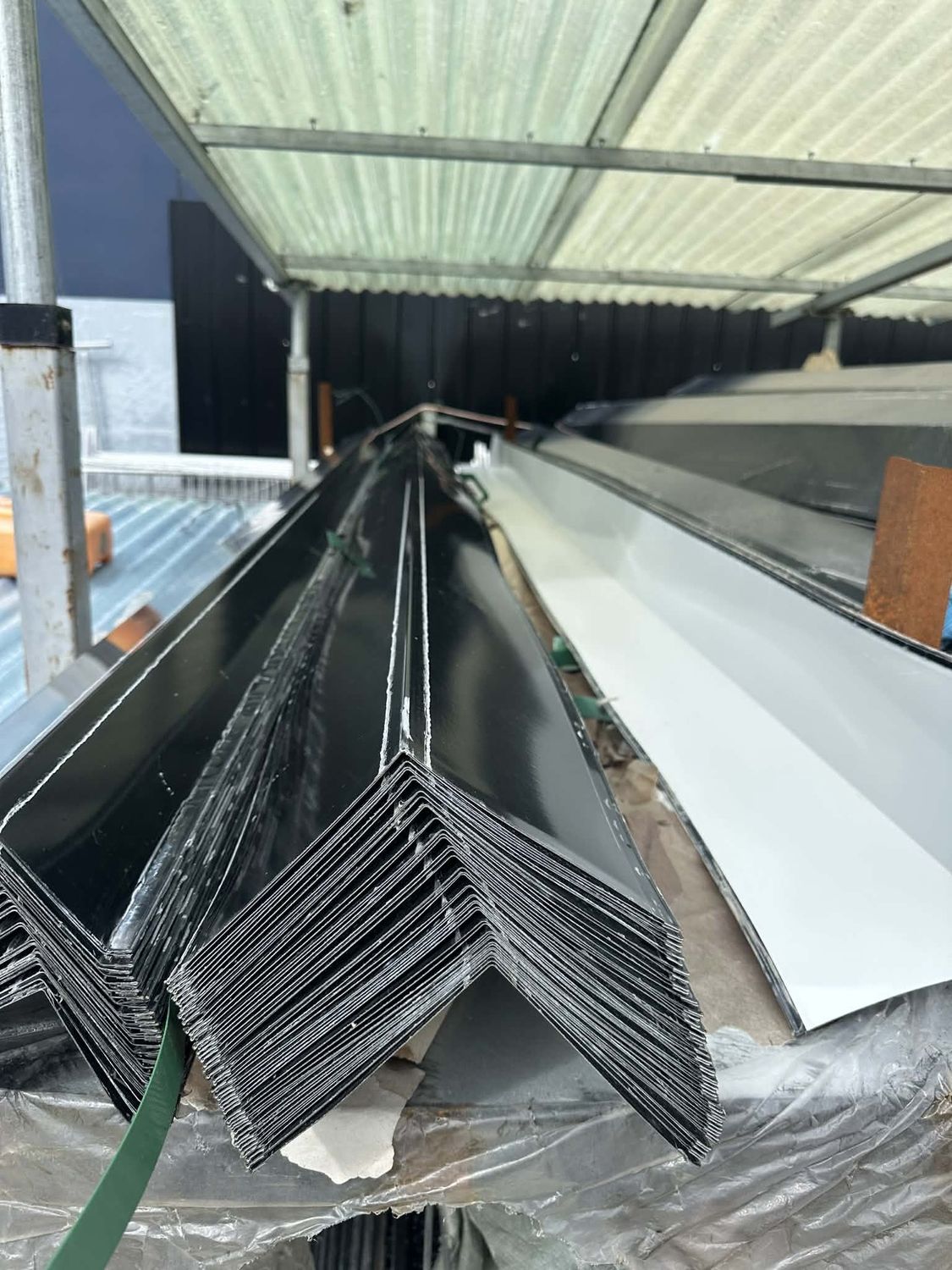 Zincalum Black Corner Flashing - 3.8m